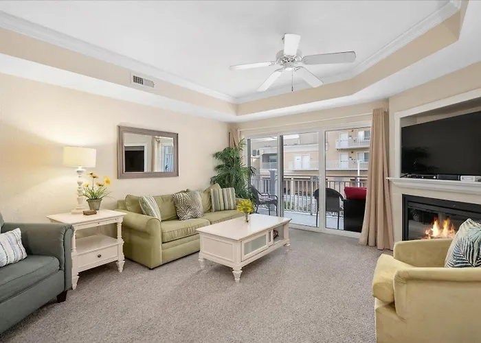 Beautiful 3 Bedroom Sunset With Outdoor Pool!