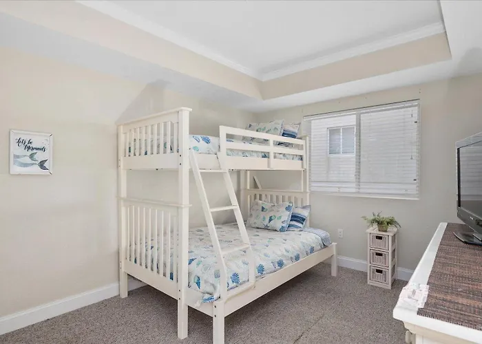 Beautiful 3 Bedroom Sunset With Outdoor Pool! Holiday home *