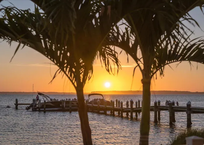 Beautiful 3 Bedroom Sunset With Outdoor Pool!